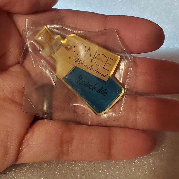 SDCC 2013 Once Upon a Time in Wonderland Drink Me Pin ABC Exclusive Sealed Rare - Picture 3 of 3